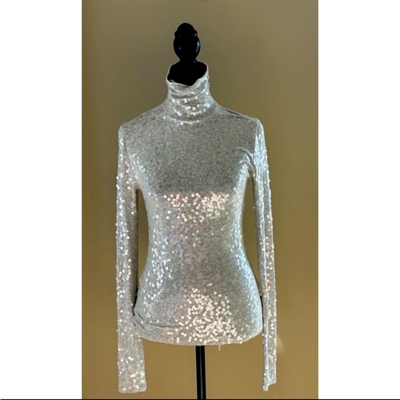 Express Sweaters - Elevate your wardrobe with our fitted light gray/silver turtleneck